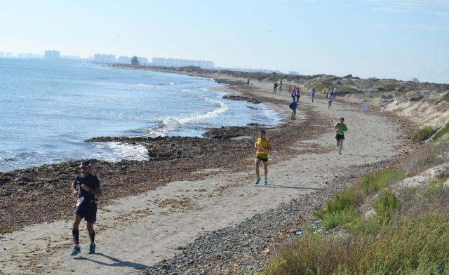 La Correlimos 13.4 reúne a atletas de todas las edades en el parque natural de Salinas y Arenales