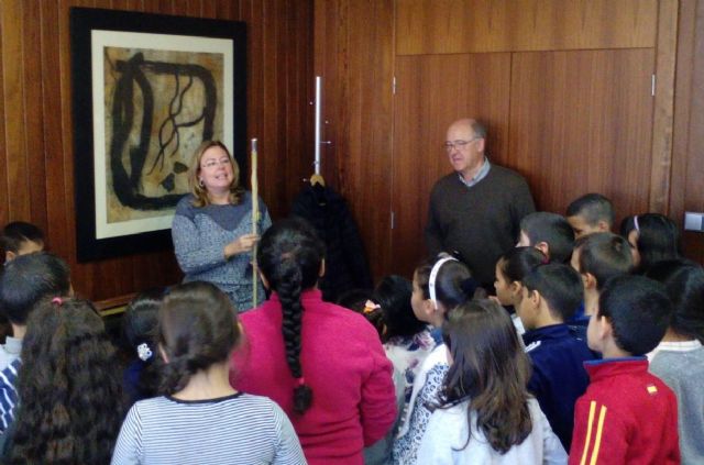 Los escolares visitan el Ayuntamiento con motivo del trigésimo séptimo aniversario de la Constitución