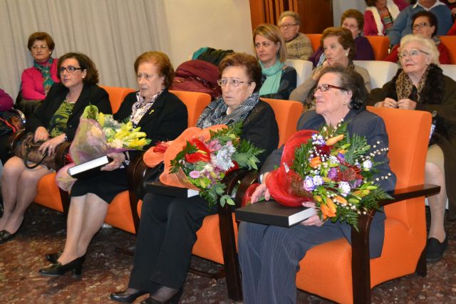 Las amas de casa homenajean a sus socias mayores en la fiesta de la Navidad