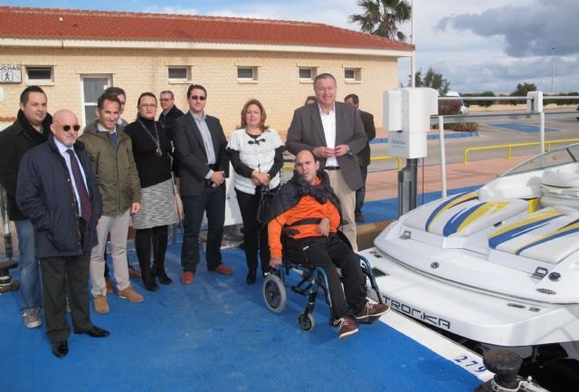 El Puerto de San Pedro dispone de un servicio pionero que facilita la accesibilidad de personas con movilidad reducida a las embarcaciones