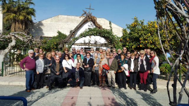 Los mayores de los hogares realizan una ruta por los belenes de los municipios de Murcia