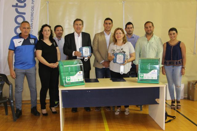La FFRM dona dos desfibriladores para instalaciones deportivas de San Pedro del Pinatar