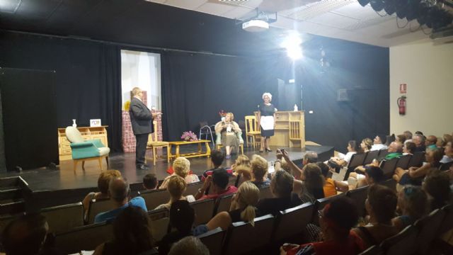 El taller de teatro de los hogares debuta con éxito en la Casa de la Cultura