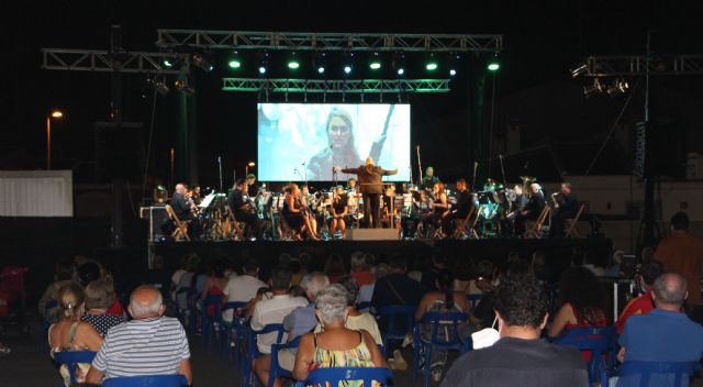 La banda Unión Musical de San Pedro ofrece un concierto con música de película y proyecciones