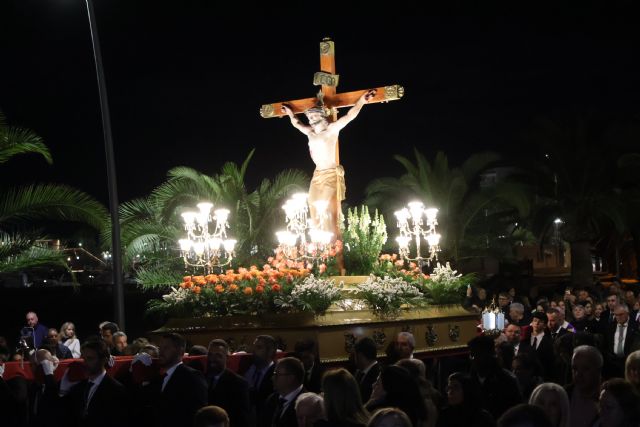 El Cristo del Mar Menor vuelve a iluminar la noche pinatarense en un Vía Crucis de profunda emoción