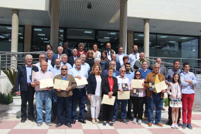 El Ayuntamiento de San Pedro del Pinatar homenajea a 35 empleados jubilados y fallecidos