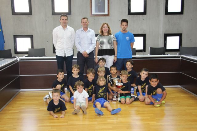 Los más pequeños de la Escuela de Fútbol Base finalizan la temporada campeones de liga y copa