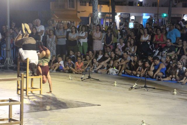 Acrobacias y humor en la primera noche del festival 'Sal de calle'