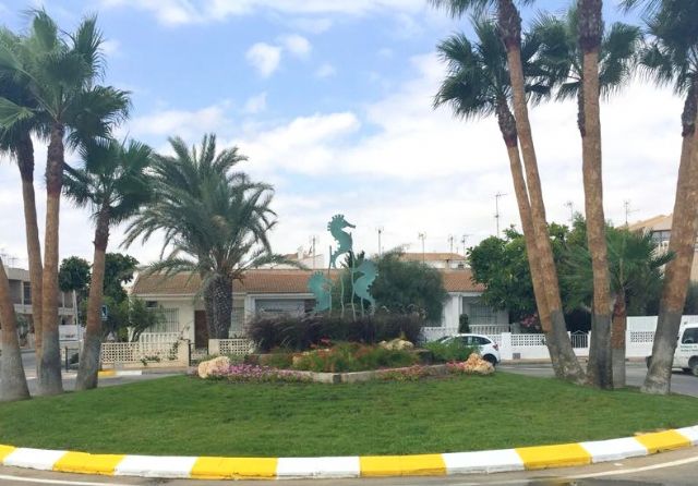 Una escultura con motivos marinos decora una de las rotondas de la Avenida del Puerto