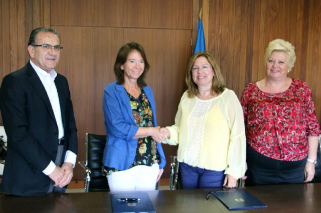 El Ayuntamiento e Iberdrola firman un convenio para la protección de vecinos en situación de vulnerabilidad