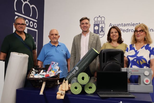 La concejalía de Mayores presenta el curso de actividades para los hogares y entrega nuevo material