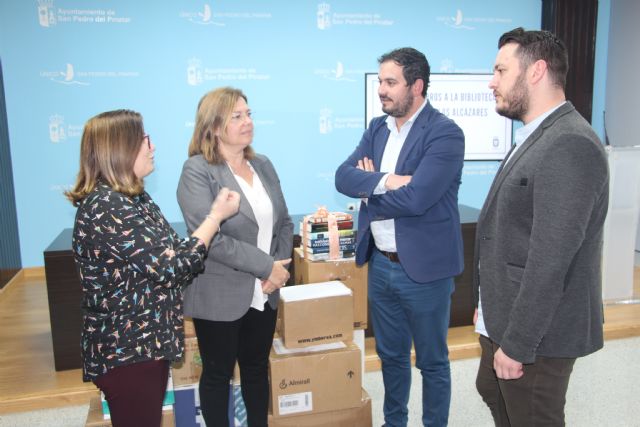 San Pedro del Pinatar dona más de 400 libros a la biblioteca municipal de Los Alcázares