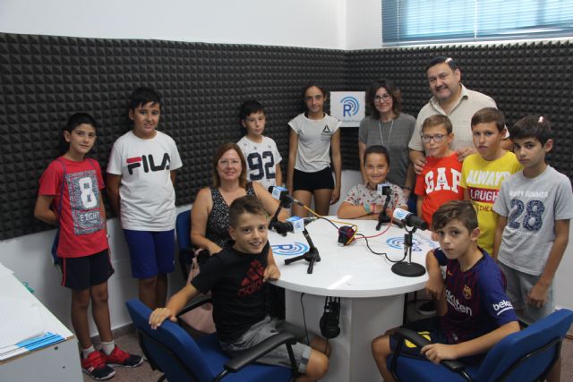 Radio Pinatar imparte un taller para acercar este medio de comunicación a los más pequeños