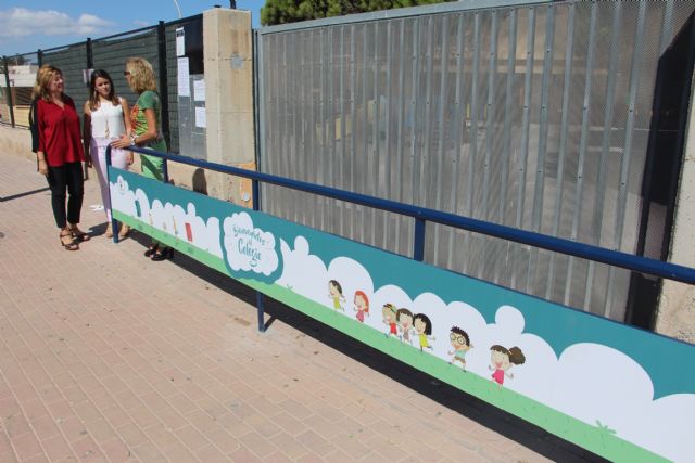 El Ayuntamiento instala barreras con mensajes de seguridad vial en las puertas de los colegios