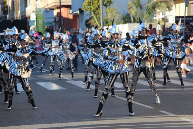 Más de 1.700 personas y 40 comparsas llenan de carnaval las calles de San Pedro del Pinatar