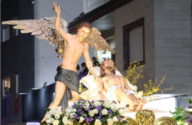 Solemnidad, recogimiento y sentir marcan la Procesión del Santo Entierro