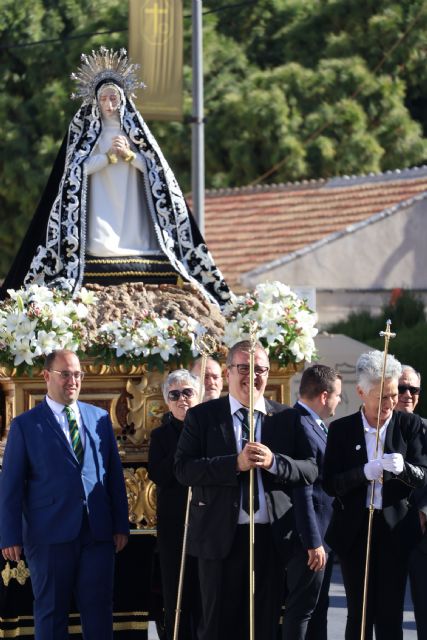 La virgen de la Soledad abraza a los mayores en el Sábado Santo