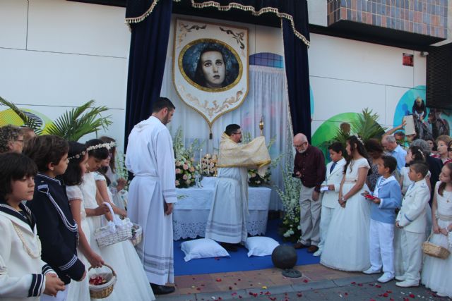 Siete altares reciben a los niños de comunión con motivo del Corpus Christi