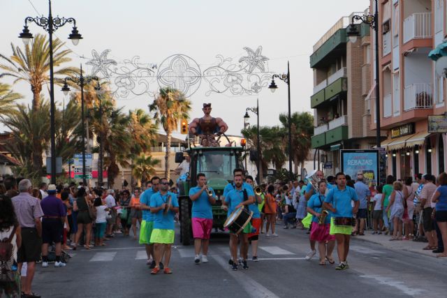 El desfile de carrozas pone fin a las fiestas patronales en honor a San Pedro