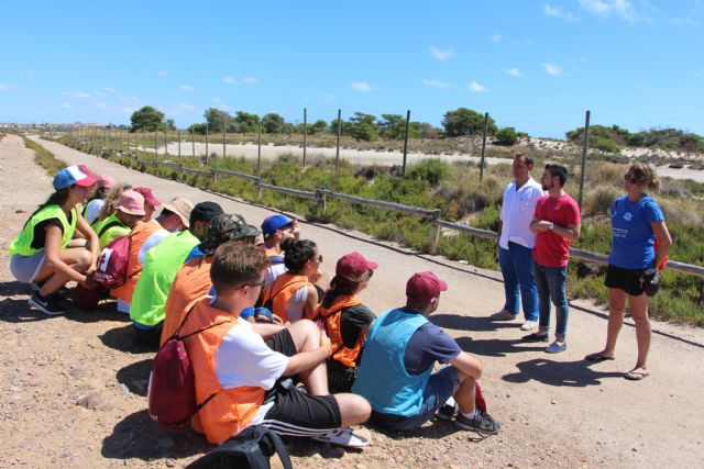 San Pedro del Pinatar celebra un campo de trabajo medioambiental en torno al Parque Natural de las Salinas de San Pedro con jóvenes voluntarios/as de toda España