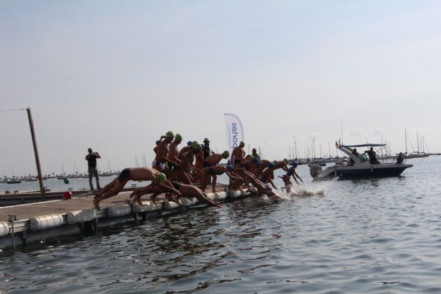 Más de un centenar de nadadores inauguran en San Pedro del Pinatar el circuito de travesías Endurance Swim Mar Menor