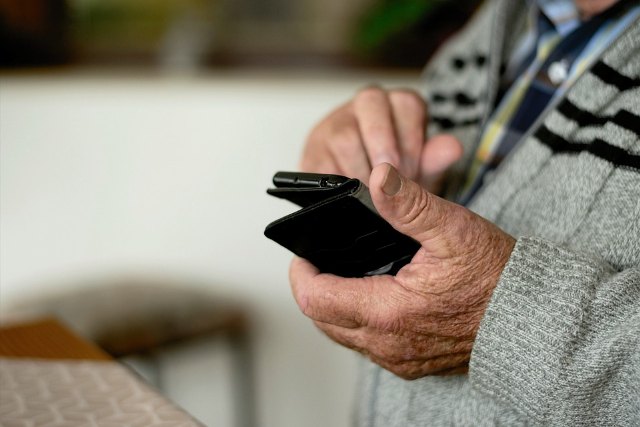 AFAMMER imparte en el hogar del pensionista un taller de nuevas tecnologías para mayores de 55 años