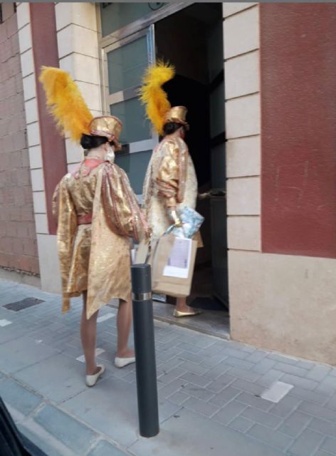 Los Pajes Reales reparten ilusión a casi un millar de niños pinatarenses
