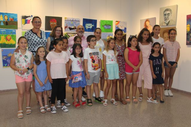 Los alumnos del taller de arte exponen 'Entre el cielo y la sal'