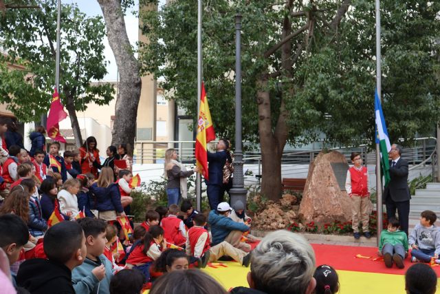 Más de 400 escolares celebran el 47 aniversario de la Constitución Española