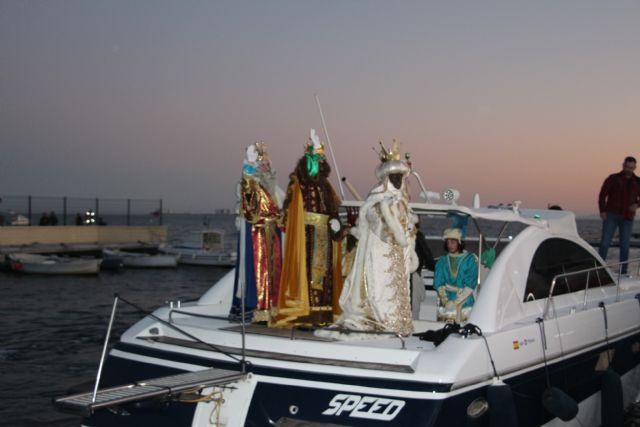 Sus Majestades de Oriente desembarcan en San Pedro del Pinatar cargados de ilusión