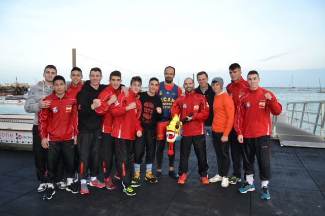 El Equipo Nacional de Boxeo sub-22 se sube al Dragón Boat de la mano de la AD Pinatar