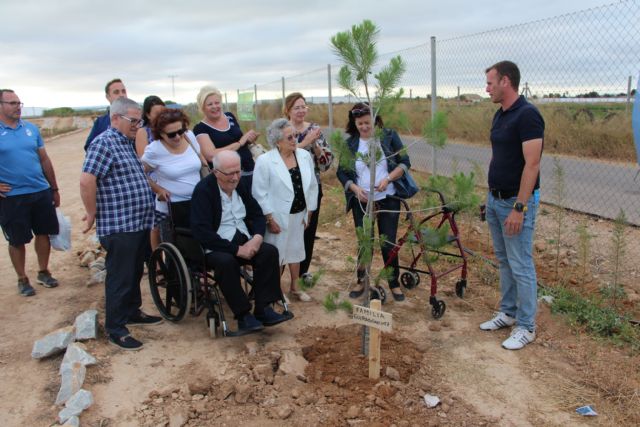 Asociaciones, clubes y particulares participan en una plantación de árboles por el Día del Medio Ambiente