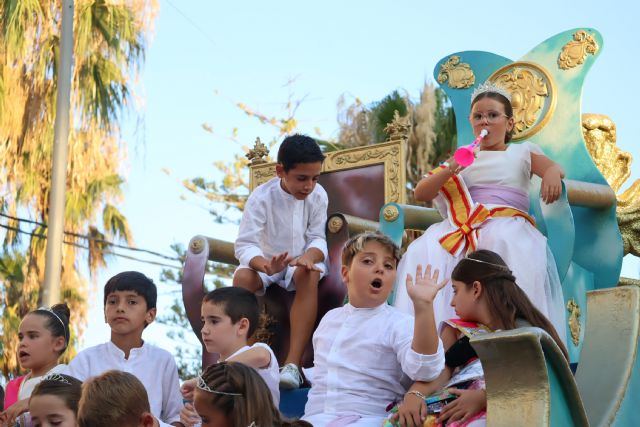 El desfile de carrozas despide por todo lo alto las fiestas de San Pedro del Pinatar