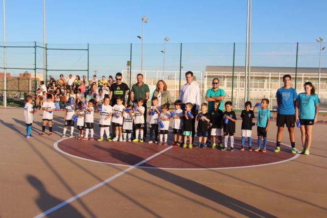 El Polideportivo de San Pedro del Pinatar mejora sus instalaciones con una nueva pista