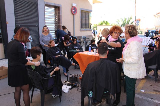 Decenas de personas participan en el corte de pelo solidario a beneficio de la AECC