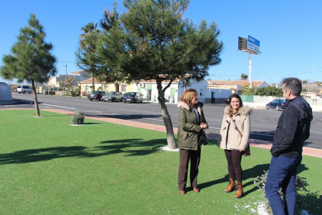 Renuevan la zona verde, el asfaltado y la señalización del barrio de Los Veras