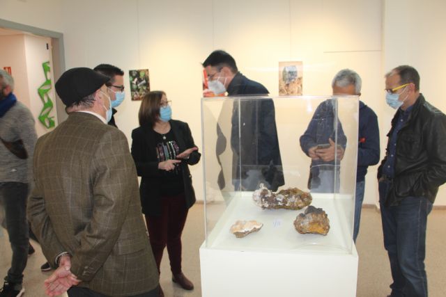 Una exposición fotográfica muestra la belleza de los minerales en la Casa de la Cultura