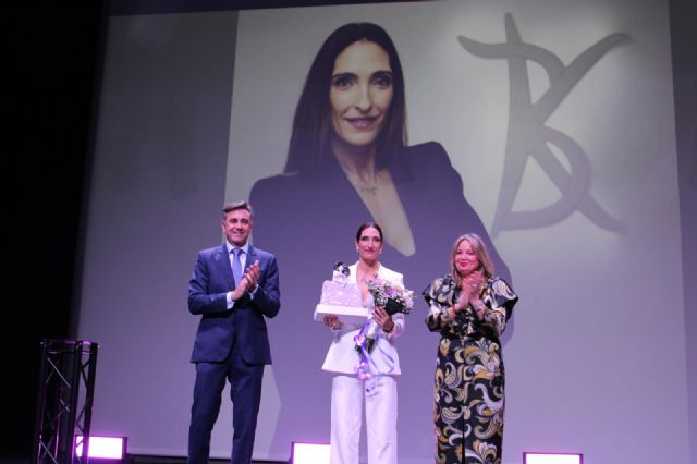Laura Martínez Espinosa recibe el reconocimiento a la Mujer Pinatarense 2026