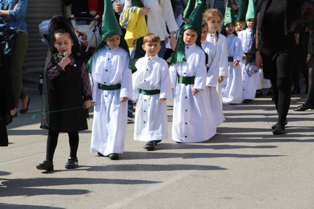 Los escolares del San Pedro Apóstol trasladan en procesión la imagen de San Juan Evangelista