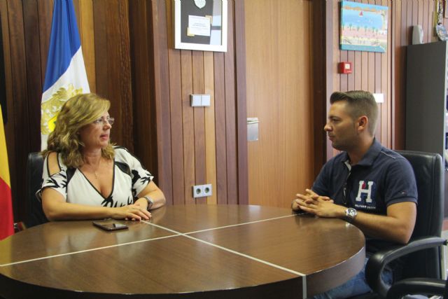 Visitación Martínez se reúne con el nuevo presidente de Cruz Roja Mar Menor Norte, Manuel Leal