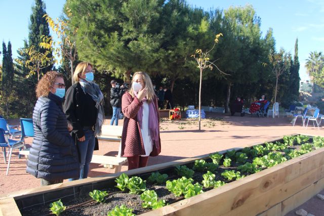 Las castañeras visitan el nuevo jardín sensorial de Aidemar para celebrar la Navidad