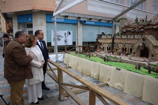 Los pinatarenses pueden disfrutar del Belén municipal en la plaza de la Constitución