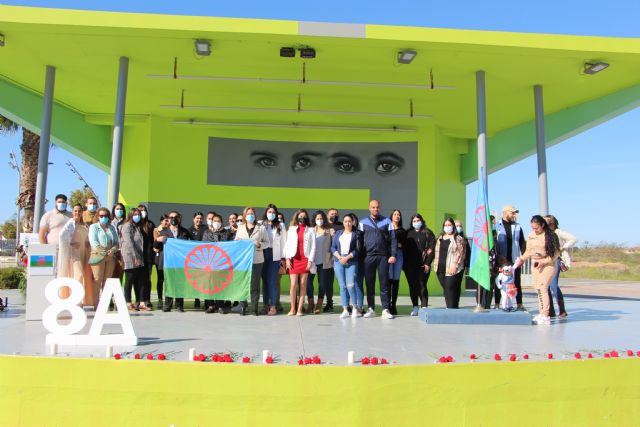 San Pedro del Pinatar recuerda a las víctimas de Ucrania y resalta el papel de la mujer en el Día Internacional del Pueblo Gitano