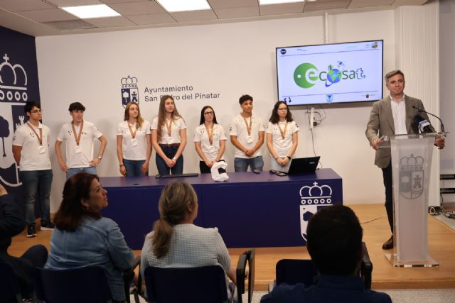 Alumnos del IES Tarraga Escribano participantes en el desafío Cansat son recibidos en el Ayuntamiento