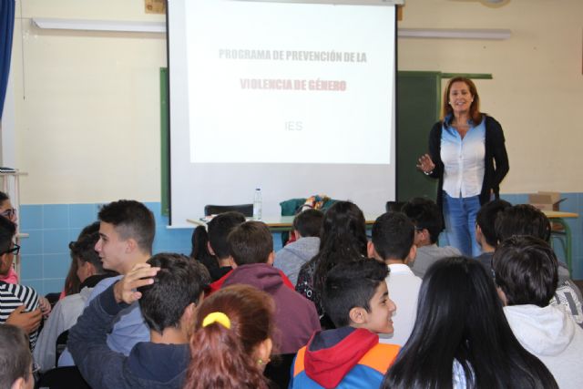 Bienestar Social imparte talleres a adolescentes para la prevención de la violencia de género