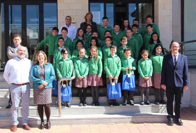 Dos alumnos del colegio San Pedro Apóstol,  finalistas del Concurso de dibujo infantil de Aqualia