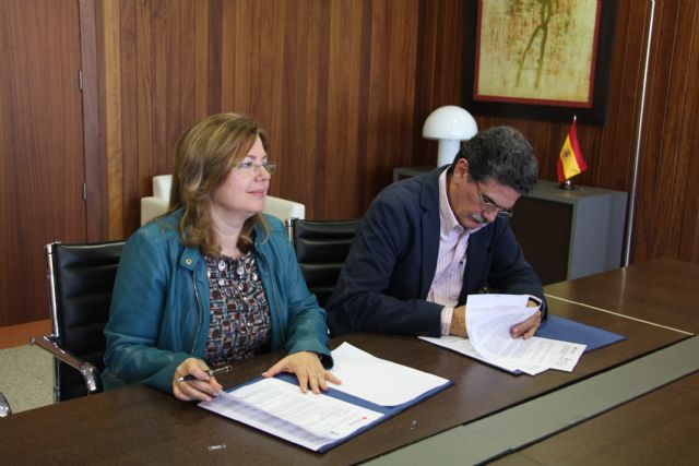 Ayuntamiento y Cruz Roja firman un convenio de colaboración para el transporte de mayores con movilidad reducida