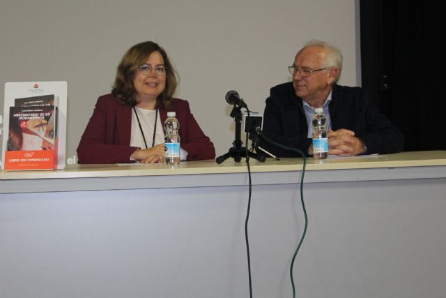 Luis Román Cerralvo presenta  'Anecdotario de un rodamundos'