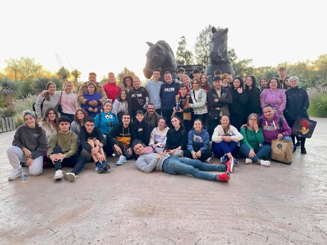 Los jóvenes pinatarenses disfrutan de Halloween en  Portaventura