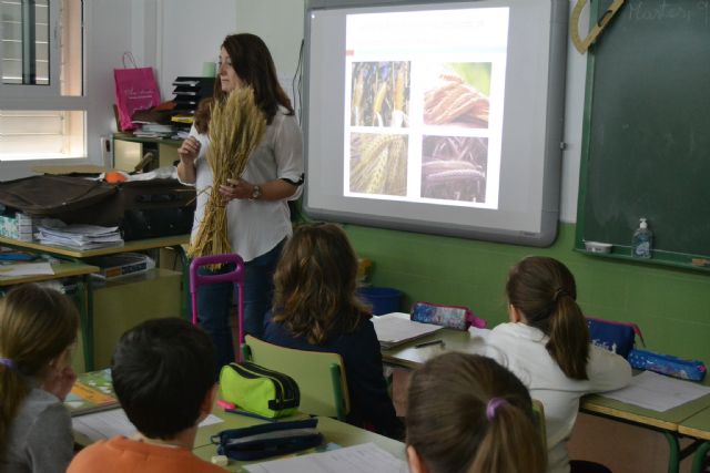 Los alumnos pinatarenses conocen la evolución histórica y turística del municipio